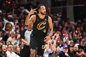 不止做DPOY!队记:莫布里今夏提升了跳投技术 控球&终结也有增强