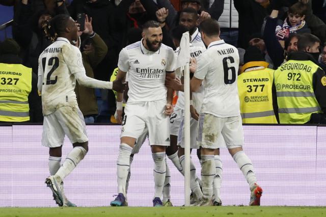 1674791307763087137.jpg los-jugadores-del-real-madrid-celebran-el-segundo-gol-del-equipo-madridista-durante-el-encuentro-correspondiente-a-los-cuartos-de-final-de-la-copa-del-rey-frente-al-atletico-de-madrid--efe.jpg